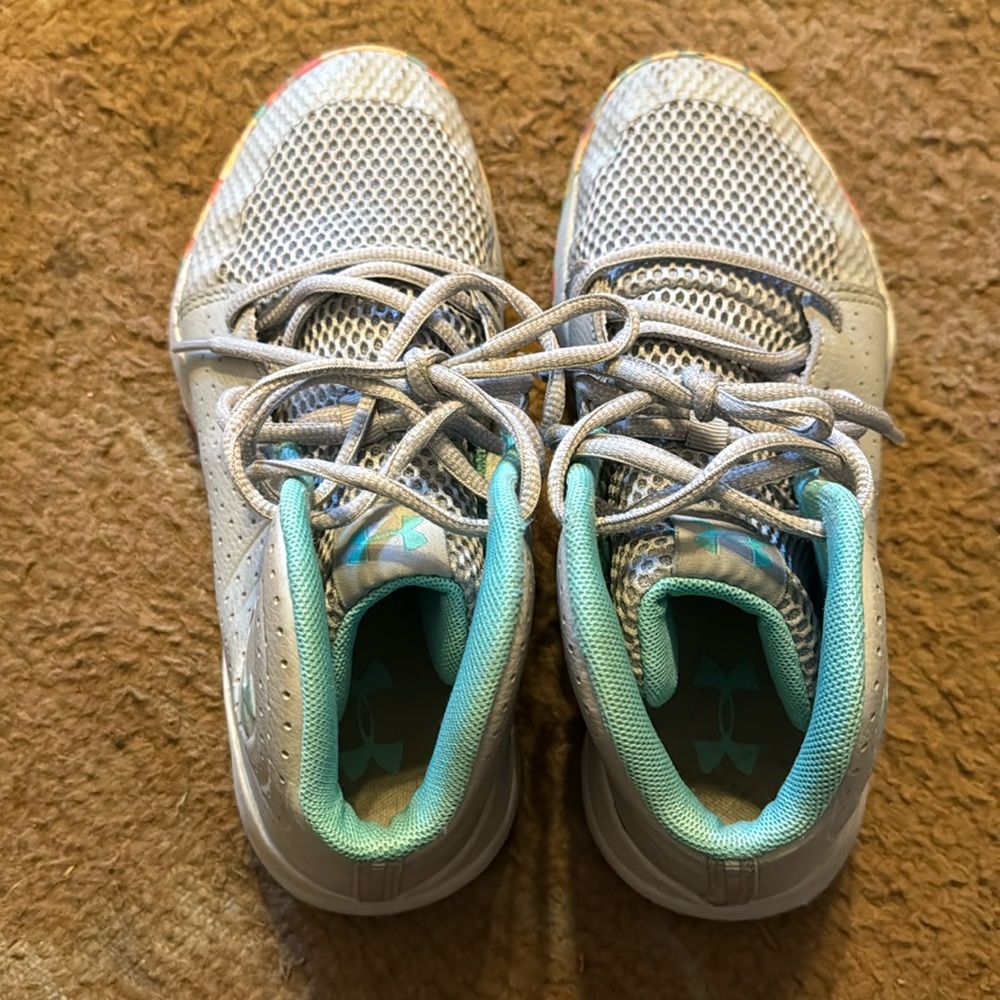 Under Armor kids tennis shoes size 5y.